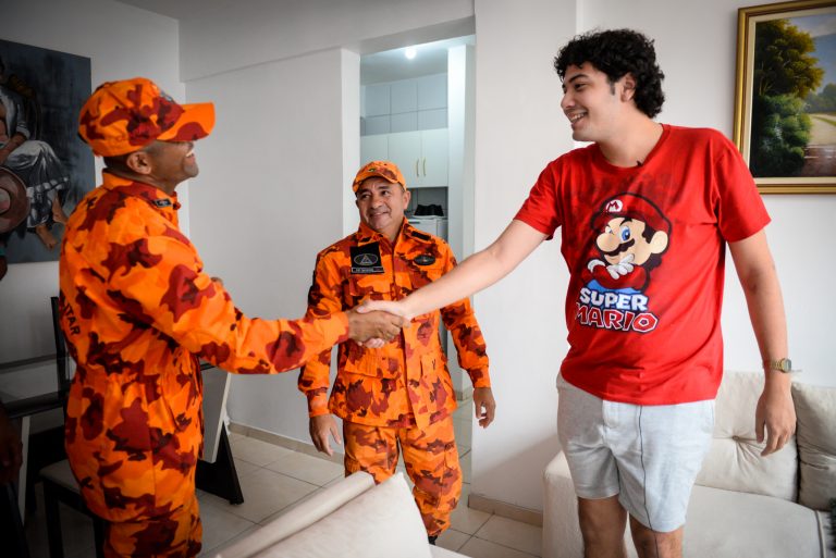 Jovem que fez selfie debaixo do prédio que desabou em Fortaleza, reencontra bombeiros que salvaram sua vida
