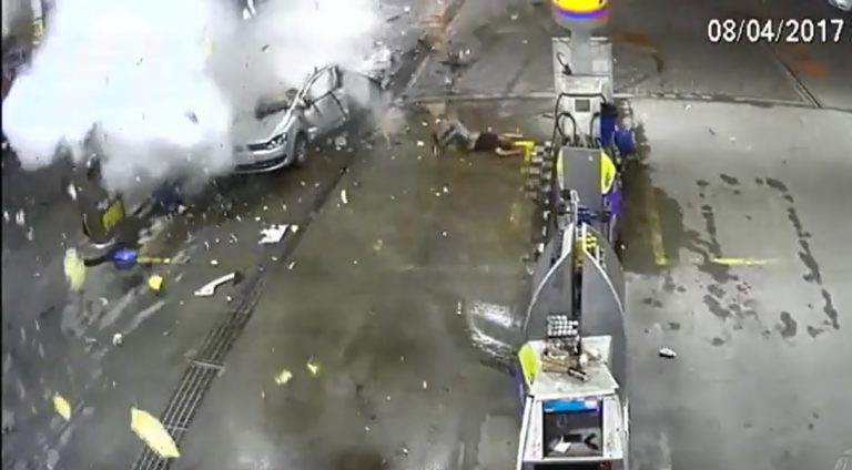 Carro explode em posto de gasolina porque crianças brincavam no celular: VERDADE OU MENTIRA?