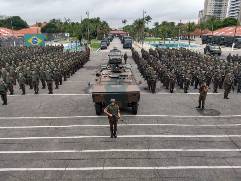 Governo do Ceará pede que Exército continue nas ruas. Bolsonaro ainda não decidiu