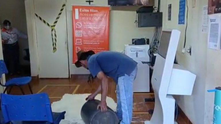 Revoltado, produtor derrama balde de leite em escritório da Enel