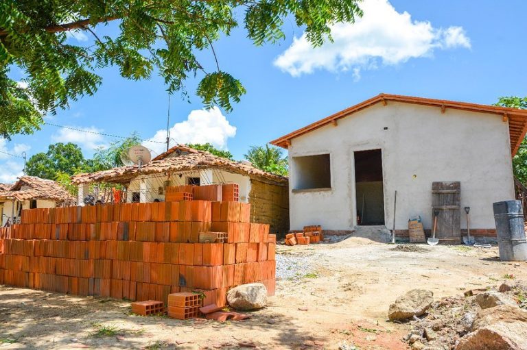 Prefeitura retoma construção de casas populares no bairro Encruzilhada. Obra estava parada