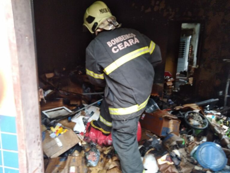 Bombeiros apagam incêndio em residência no bairro Ladeira
